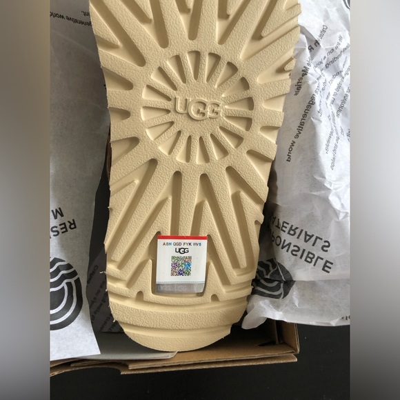 Ugg Goldenstar Clog in Chestnut - Picture 3 of 4